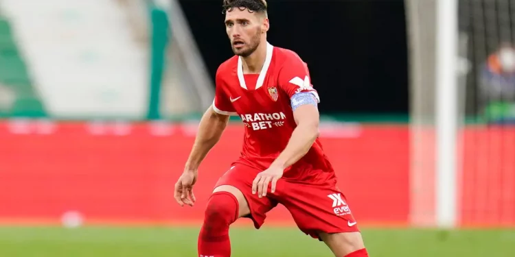 Sergi Gómez disputando un partido con la camiseta del Sevilla. | Imagen: Página web del Sevilla FC.
