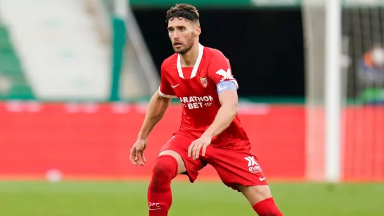 Sergi Gómez disputando un partido con la camiseta del Sevilla. | Imagen: Página web del Sevilla FC.