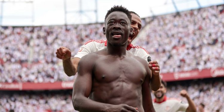 El Sevilla tira de épica con una remontada que acerca la permanencia