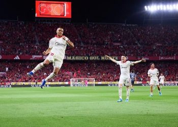 Alexis devuelve el pulso al Sevilla en el manicomio de Nervión