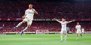 Alexis devuelve el pulso al Sevilla en el manicomio de Nervión
