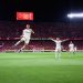 Alexis devuelve el pulso al Sevilla en el manicomio de Nervión