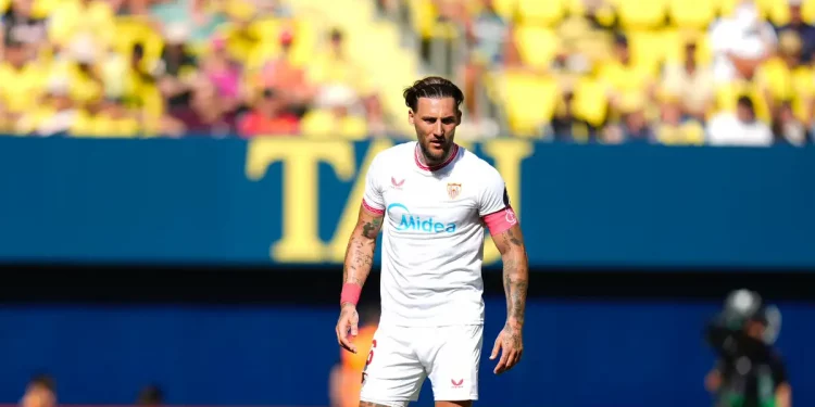 Gudelj, en una acción del Villarreal-Sevilla. | Imagen: página web Sevilla FC.