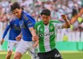 Pablo Fornals pugna por un balón durante el Real Betis-Real Oviedo