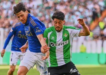 Pablo Fornals pugna por un balón durante el Real Betis-Real Oviedo