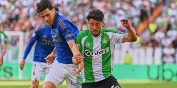 Pablo Fornals pugna por un balón durante el Real Betis-Real Oviedo