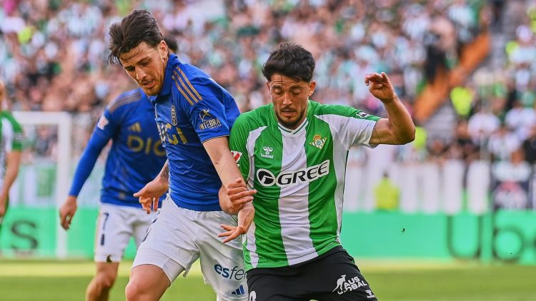 Pablo Fornals pugna por un balón durante el Real Betis-Real Oviedo