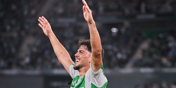 Pablo Fornals celebra su gol en el Real Betis - Elche CF