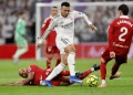 Carmona y Marcao intentando frenar a Mbappé durante el Real Madrid-Sevilla. | Imagen: X.
