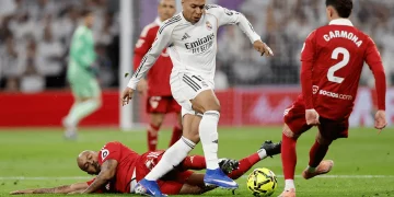 Carmona y Marcao intentando frenar a Mbappé durante el Real Madrid-Sevilla. | Imagen: X.