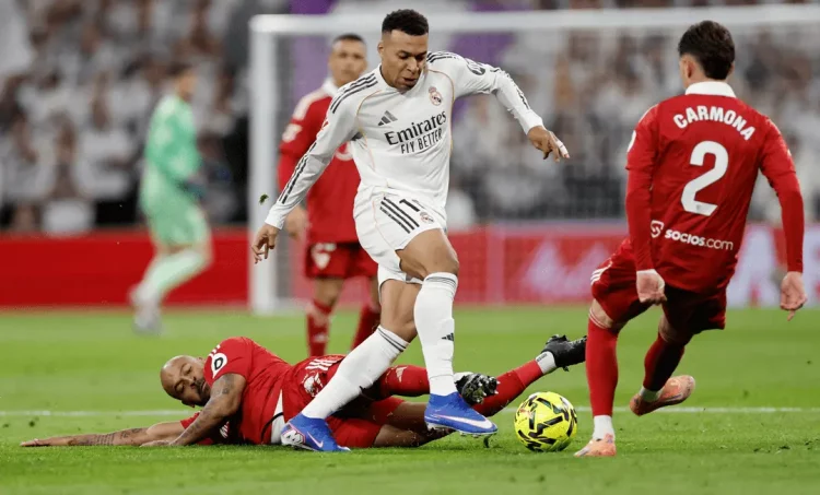 Carmona y Marcao intentando frenar a Mbappé durante el Real Madrid-Sevilla. | Imagen: X.