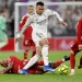 Carmona y Marcao intentando frenar a Mbappé durante el Real Madrid-Sevilla. | Imagen: X.