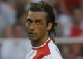 Javi Navarro disputando un partido con la camiseta del Sevilla. | Imagen: página web Sevilla FC.