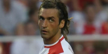 Javi Navarro disputando un partido con la camiseta del Sevilla. | Imagen: página web Sevilla FC.