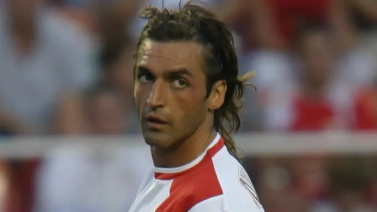 Javi Navarro disputando un partido con la camiseta del Sevilla. | Imagen: página web Sevilla FC.