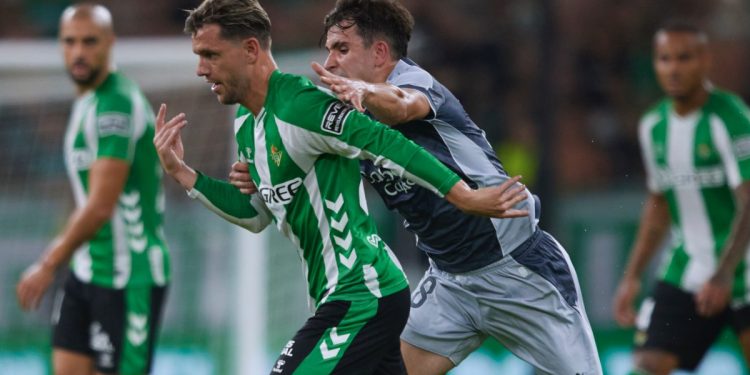 Lo Celso disputando el balón contra un jugador de la Real Sociedad. | Imagen: X.